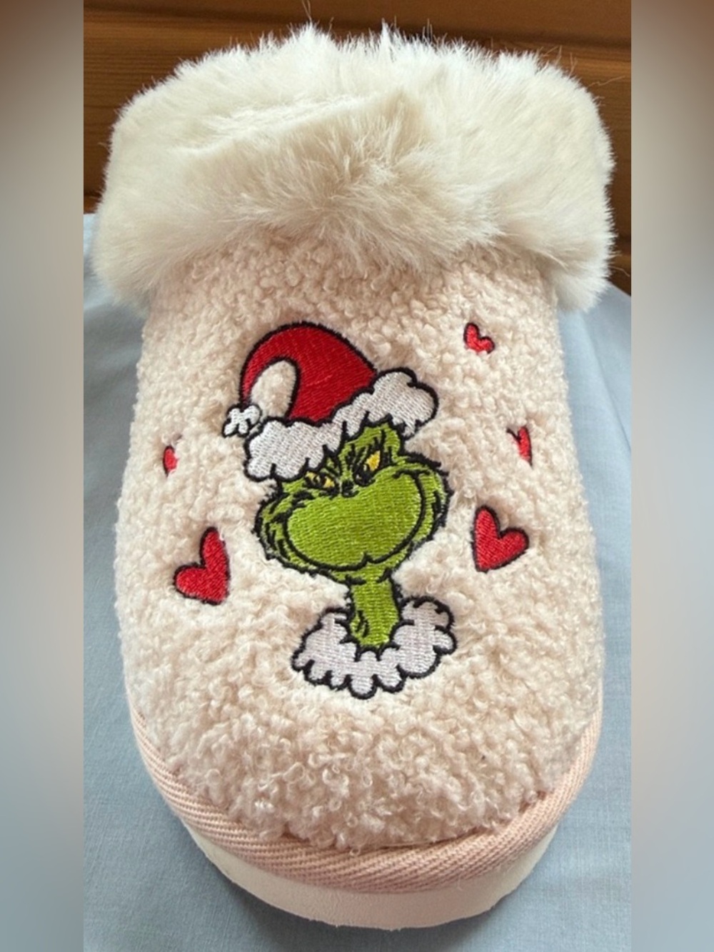 American Eagle Women's Plush Grinch Holiday Slippers in Cream 8 NWOT - Picture 13 of 14